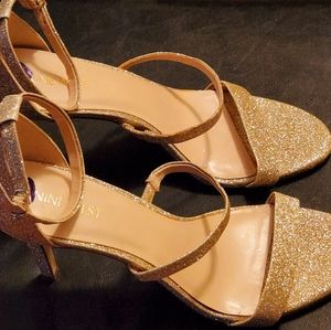Nine West Glitter Gold Strappy Sandals in size 8/1/2 worn once like new